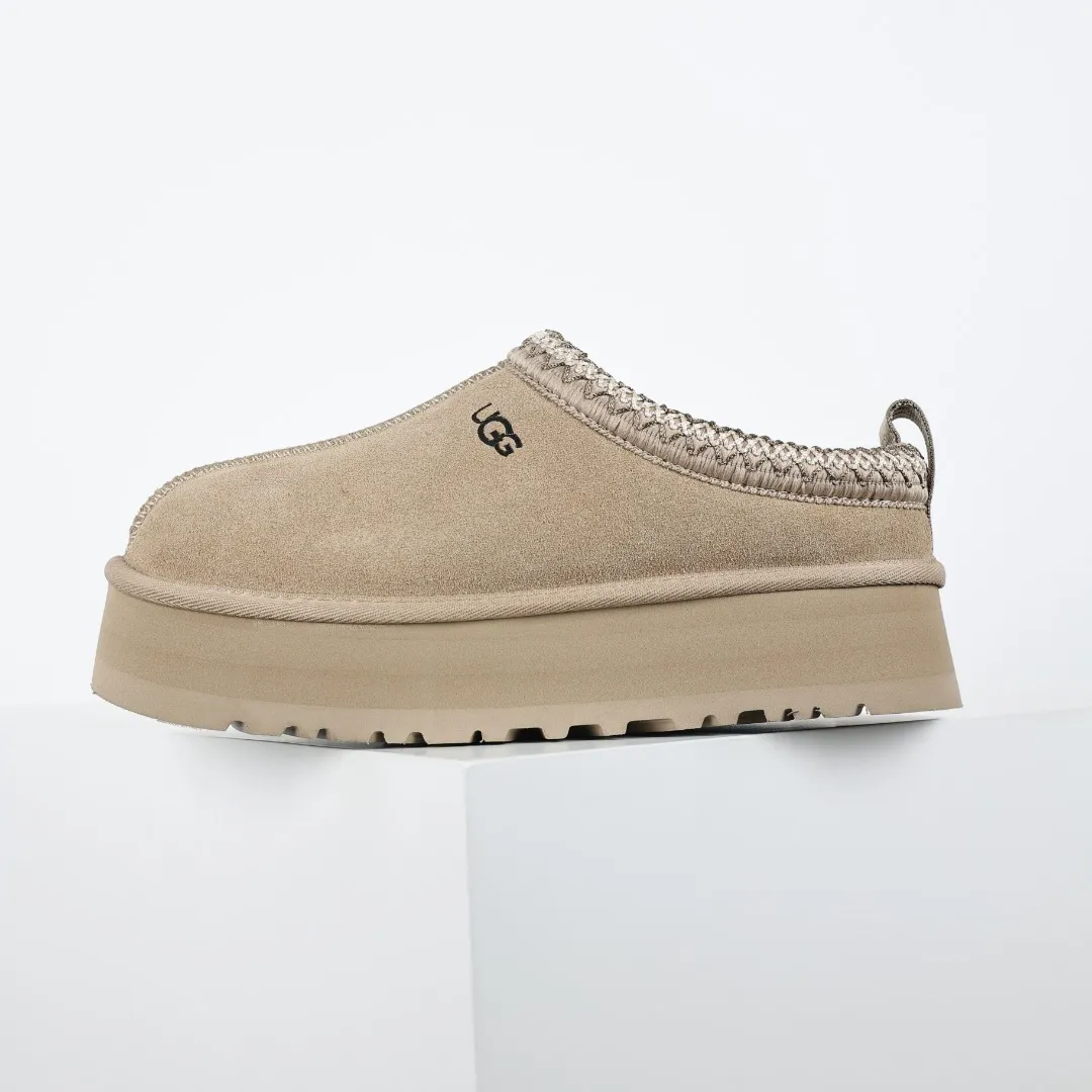Pick up locally 💰540, the core recommendation is good price UGG Tazz series, rapeseed color half-flops, Xiaohongshu hot style, Henan Longfeng leather production, sheepskin and wool integration, top quality in the market, upper waterproof material, 2-3 cm cashmere insole, keeping warm in winter, suitable for home use. In the new year, uug has launched a style series, which is partially geared towards the preferences of young consumers. It has also been at the forefront of fashion trends. Shoe body material, water-repellent coated suede upper 17mm UGGPURE™ implanted wool insole Lightweight non-slip comfortable rubber outsole With brand LOGO Trademark Comes with full packaging Size: 35 36 37 38 39 40